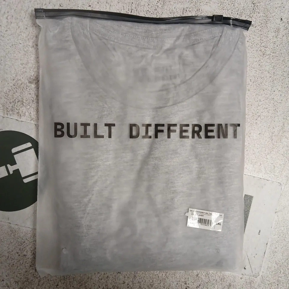 BAGGED BUILT DIFFERENT CREW T-SHIRT IN HEATHER GREY SIZE 3XL