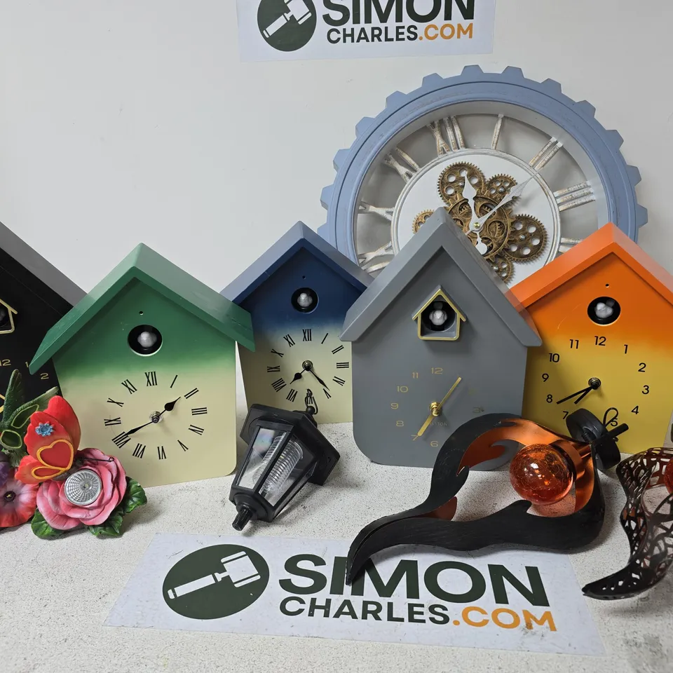 APPROX 10 ASSORTED GARDEN ACCESSORIES TO INCLUDE BIRD CLOCKS, HANGING DECORATIONS, SOLAR LIGHT ORNAMENTS, ETC