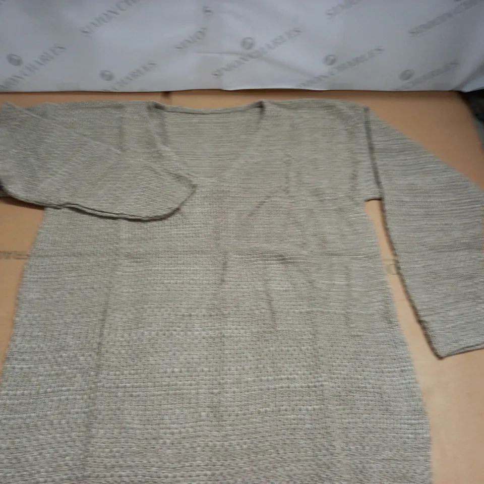 LOT OF APPROXIMATELY 28 V-NECK KNIT JUMPERS - SIZE UNSPECIFED