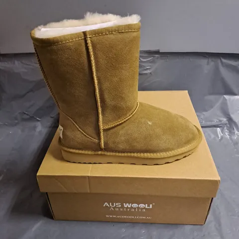 BOXED PAIR OF AUSWOOLI CRONULLA BOOTS IN CHESNUT SIZE UK 5