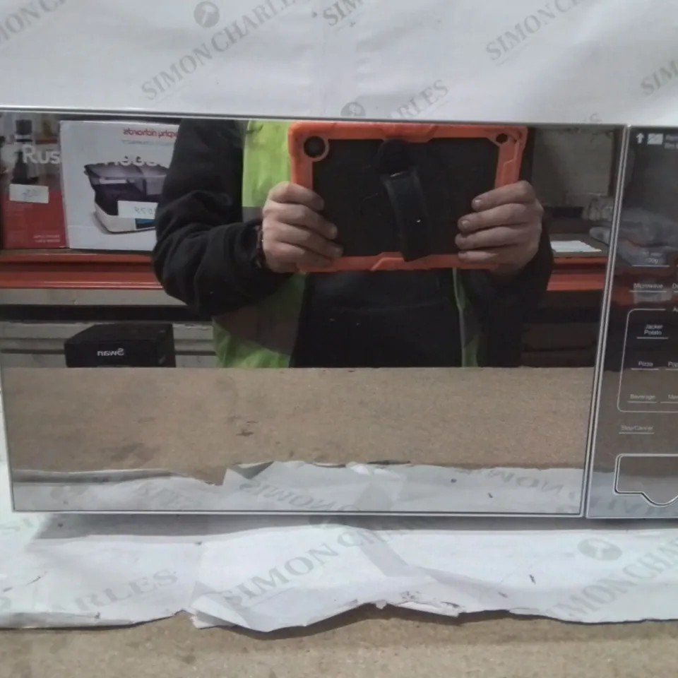 BOXED RUSSELL HOBBS 20 LITRE DIGITAL MICROWAVE 