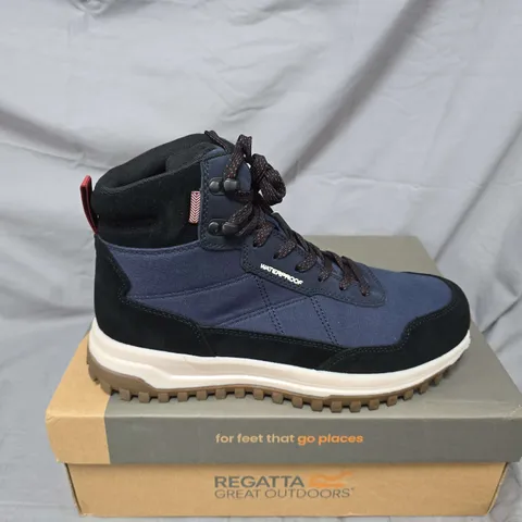 BOXED PAIR OF REGATTA GREAT OUTDOORS MAYFIELD BOOTS IN NAVY/BLACK - UK 8