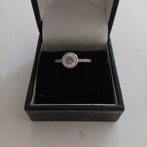 9CT WHITE GOLD RING WITH ROUND CENTRAL STONE AND PAVÉ BAND 