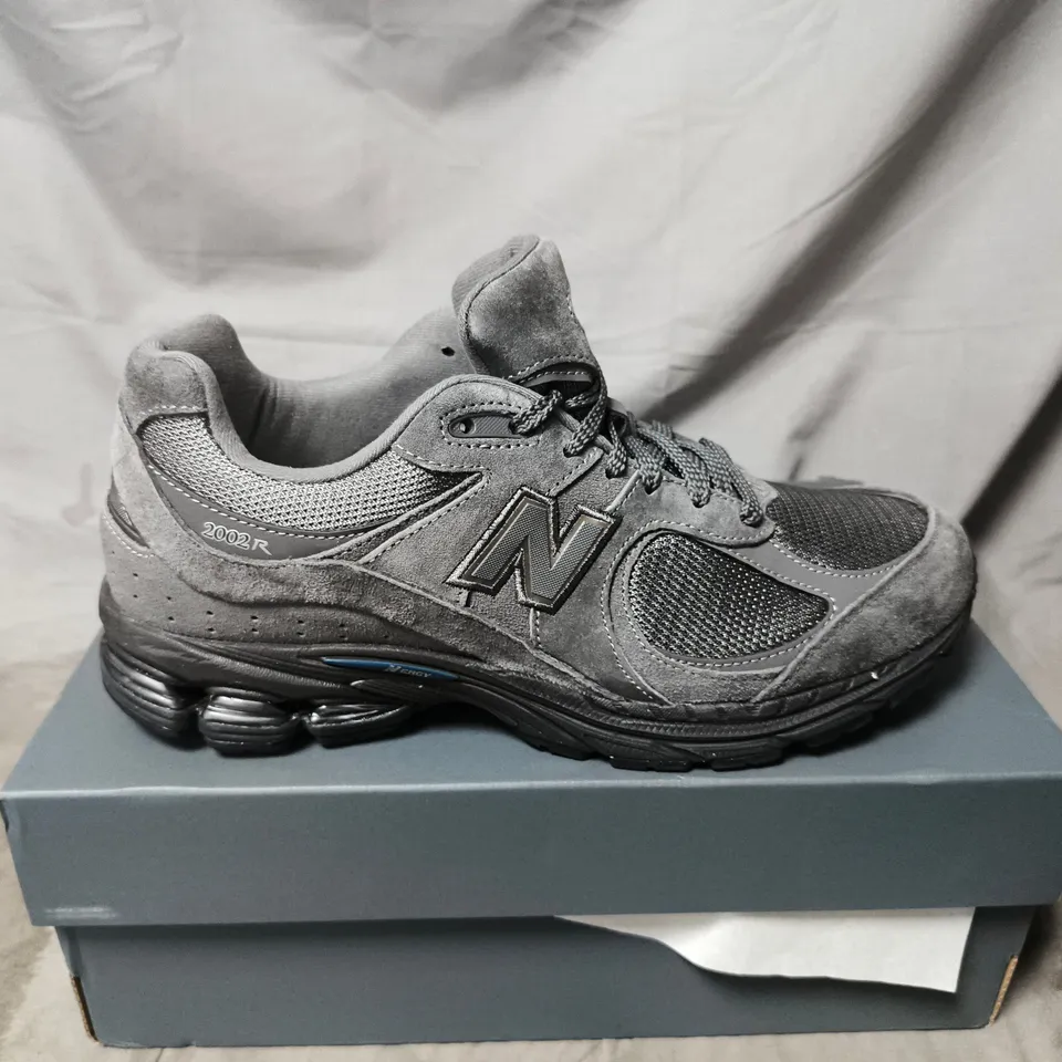 BOXED PAIR OF NEW BALANCE 2002R TRAINERS IN GREY - UK 10