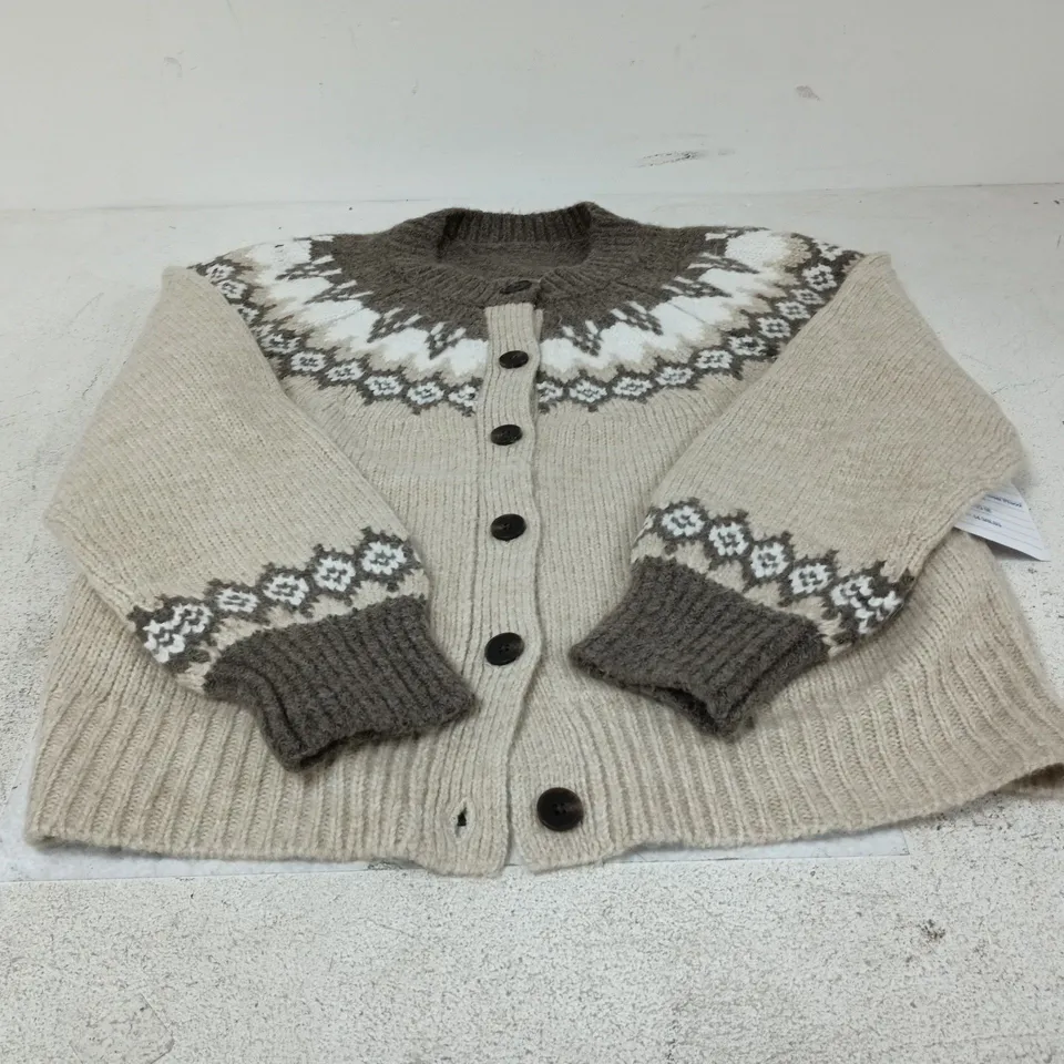 BOX OF APPROXIMATELY 15 ASSORTED CLOTHING ITEMS OF VARIOUS STYLES AND SIZES TO INCLUDE KNITTED CARDIGANS ETC