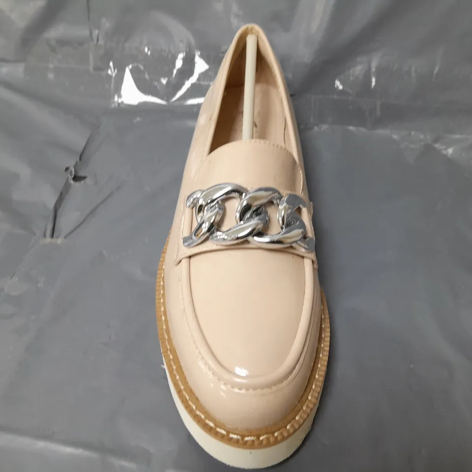 BOXED PAIR OF MODA IN PELLE CHUNKY LOAFERS IN NUDE W. SILVER EFFECT CHAIN SIZE 7