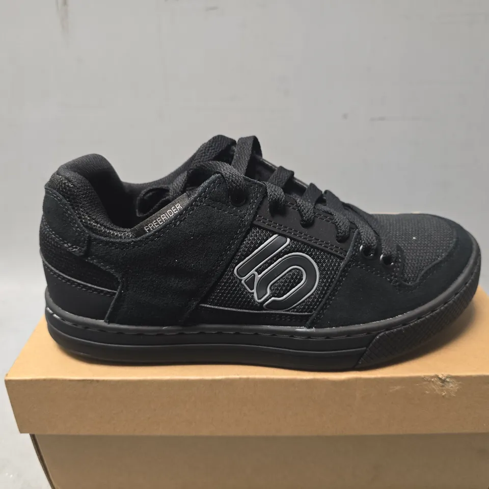 BOXED PAIR OF ADIDAS FREERIDER SNEAKERS IN BLACK - UK 6