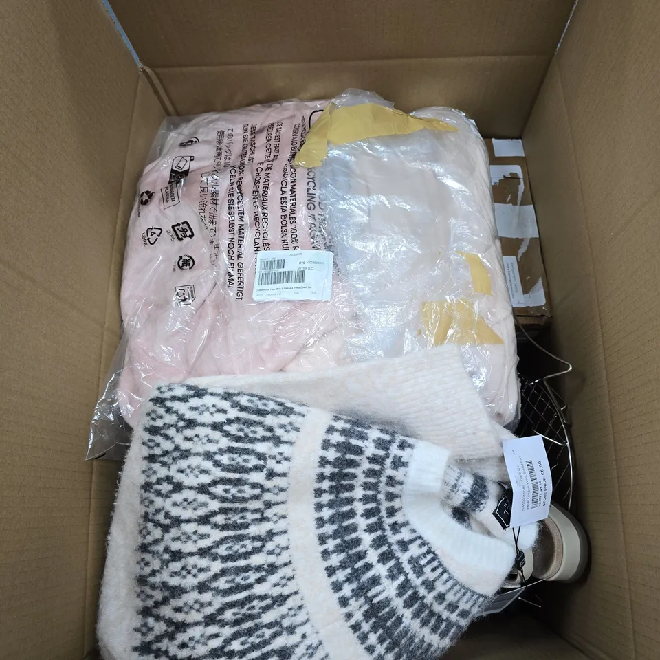 BOX OF APPROXIMATELY 15 ASSORTED ITEMS TO INCLUDE JUMPER, SANDALS, MINI SANDWICH TOASTIE MAKER ETC