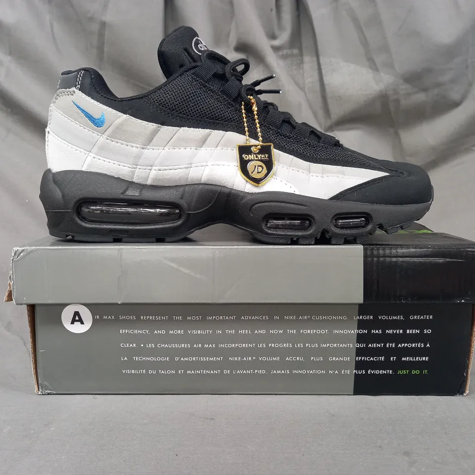 BOXED PAIR OF NIKE AIR MAX SHOES IN BLACK/GREY UK SIZE 8.5