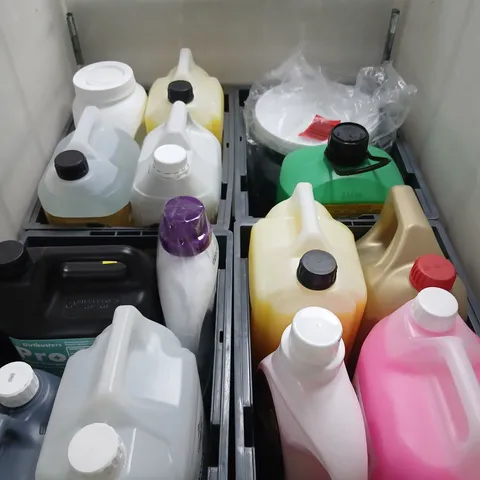 LARGE CAGE OF ASSORTED CLEANING PRODUCTS AND LIQUIDS