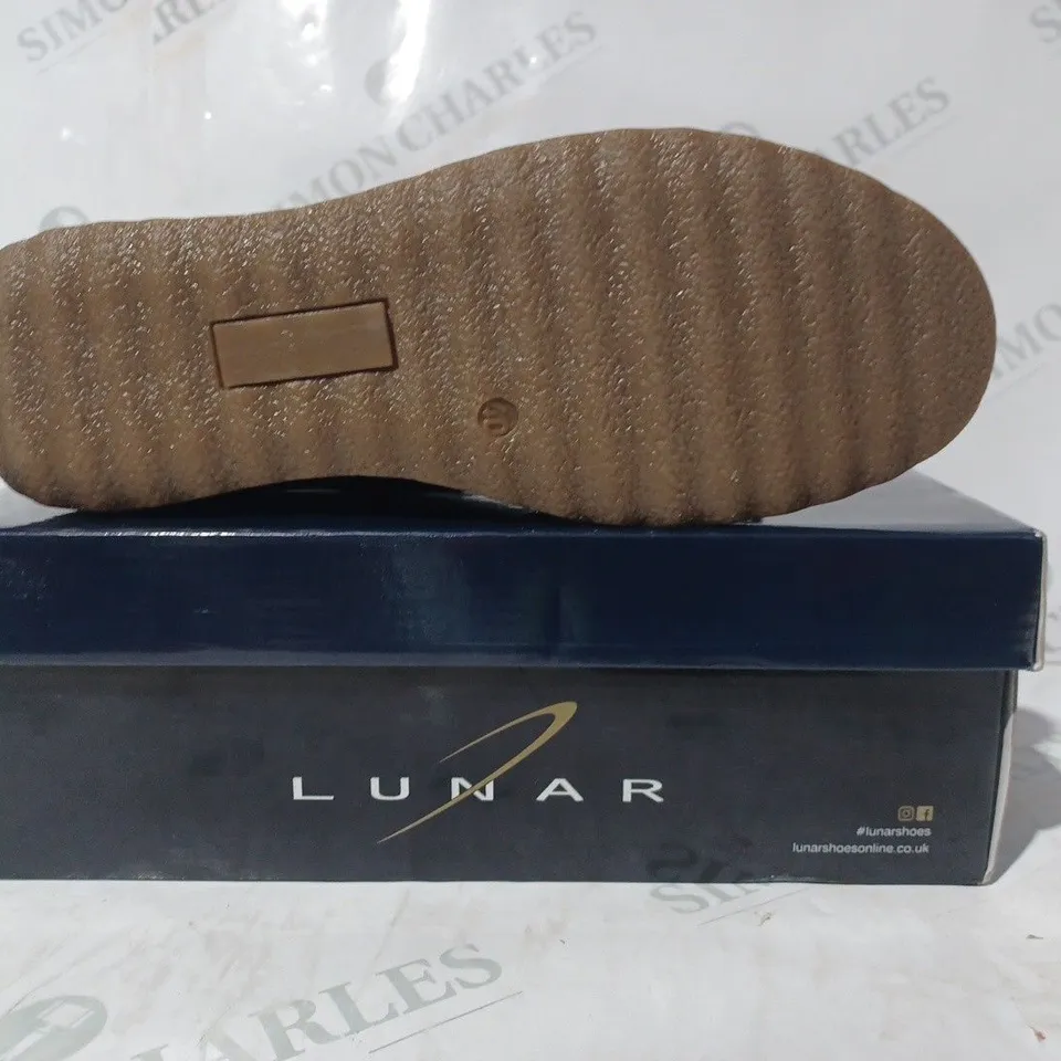 BOXED PAIR OF LUNAR SHOES IN NAVY EU SIZE 40