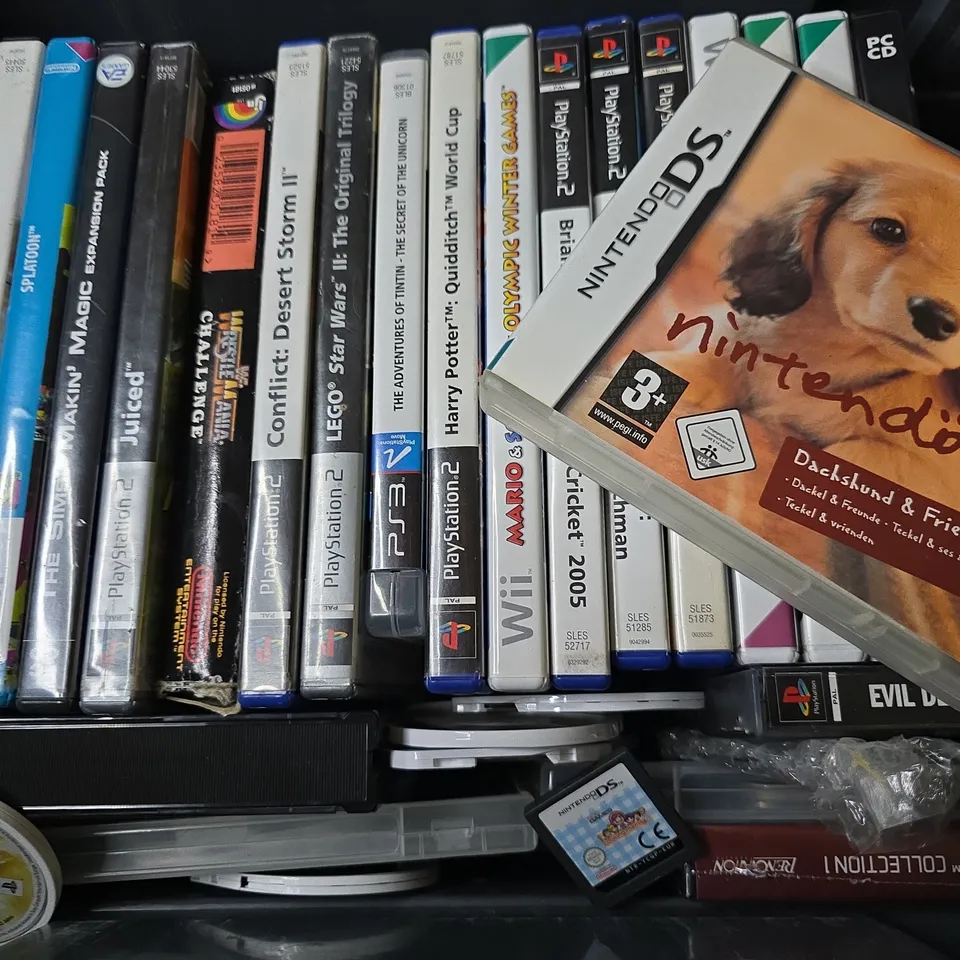 TOTE OF APPROXIMATELY 15 ASSORTED VIDEO GAMES TO INCLUDE - NINTENDOGS , PLAYSTATION 2 FINAL FANTASY X , PLAYSTATION 2 007 NIGHTLIFE ETC