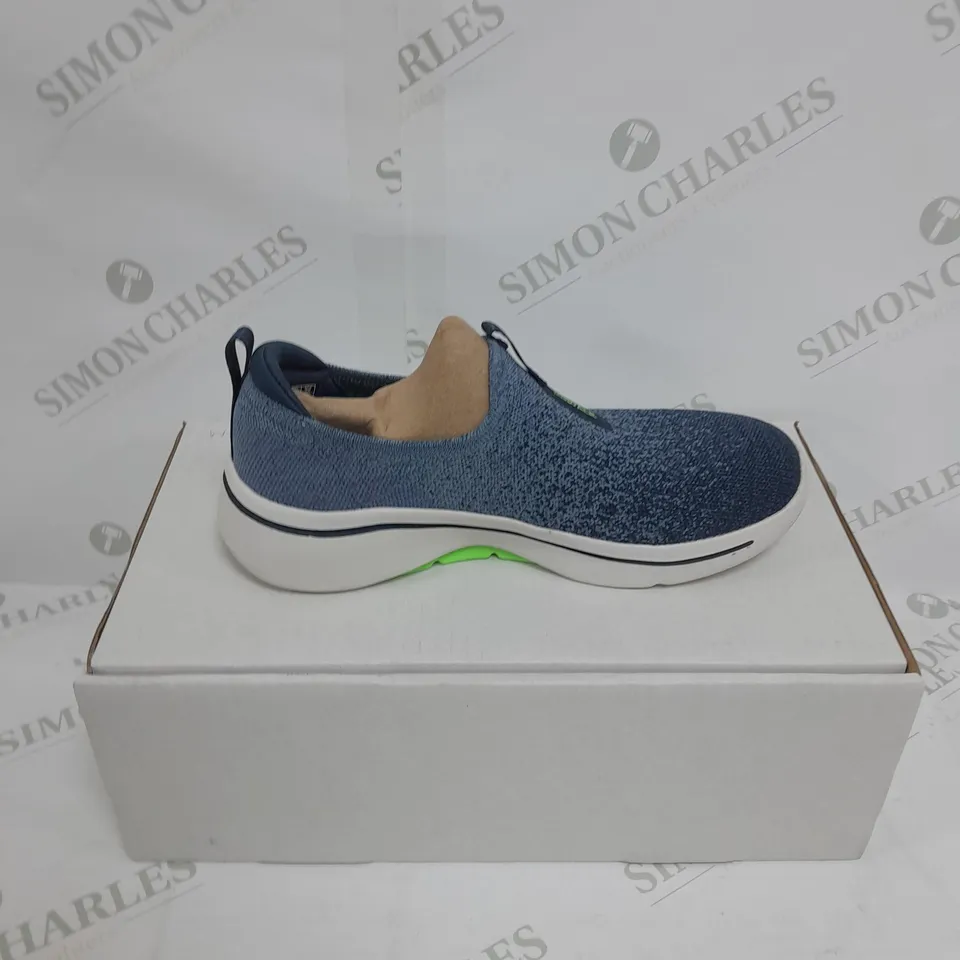 SKETCHERS GO WALK ARCH FIT BLUE SIZE 4.5