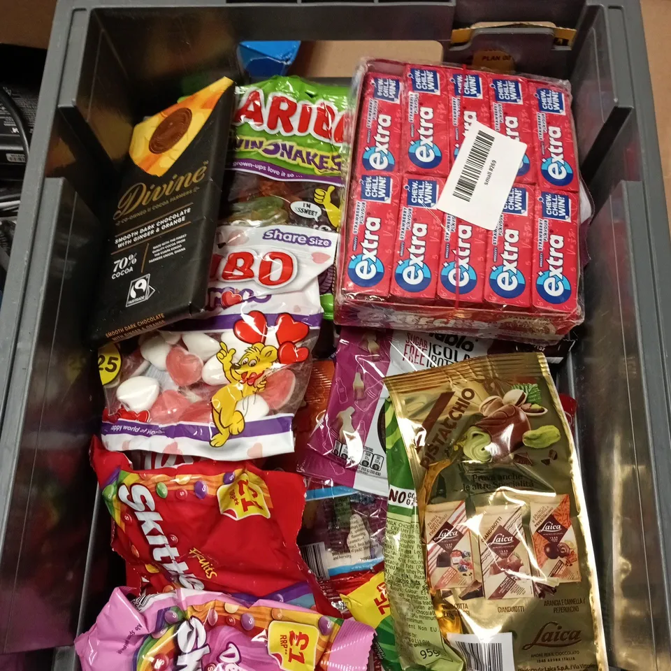 APPROXIMATELY 20 ASSORTED SWEETS AND CHOCOLATE ITEMS TO INCLUDE - SWEETZONE CHERRIES, TOBLERONE AND MALTESERS