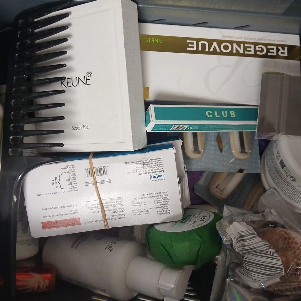 APPROXIMATELY 20 ASSORTED COSMETIC ITEMS INCLUDING VARIOUS MAKES AND BRANDS - COLLECTION ONLY