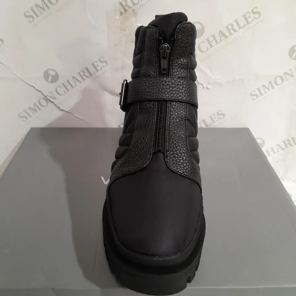 BOXED VIONIC JANARA ANKLE BOOTS IN BLACK - SIZE 6 1/2