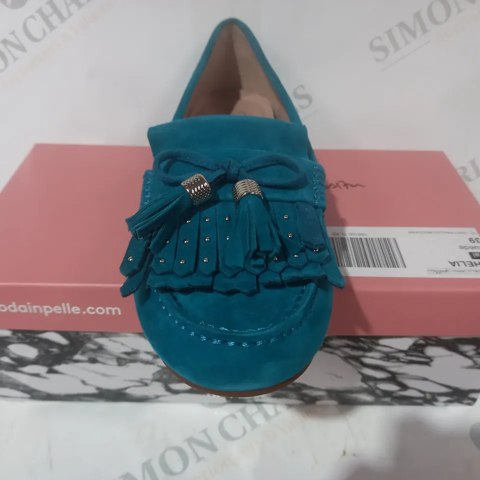 BOXED PAIR OF MODA IN PELLE ETHELIA SUEDE SHOES IN TEAL SIZE 6