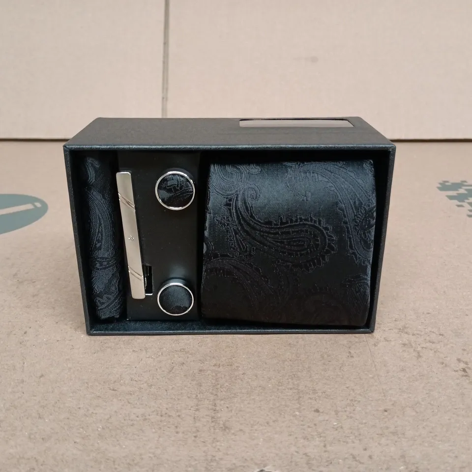 FASHION & CLASSIC BUSINESS SET TO INCLUDE TIE, CUFF LINKS ETC IN BOX