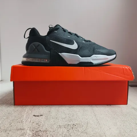 BOXED PAIR OF NIKE AIR MAX ALPHA TRAINER 5 IN GREY/WHITE SIZE UK 10.5