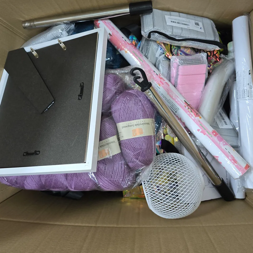 APPROXIMATELY 20 ASSORTED HOUSEHOLD ITEMS TO INCLUDE PHOTO FRAME, FURNITURE LEG CUPS, LONGWOOL, ETC