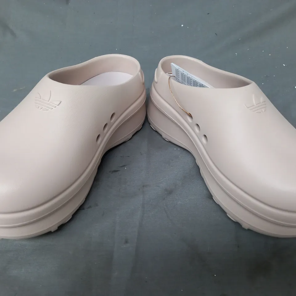 BOXED PAIR OF ADIDAS ADIFOM STAN MULES IN BEIGE UK SIZE 5