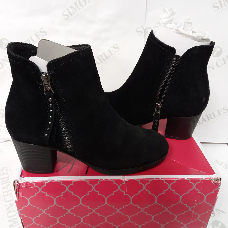 BOXED PAIR OF SKECHERS BLACK ZIP BOOTI - SIZE 5