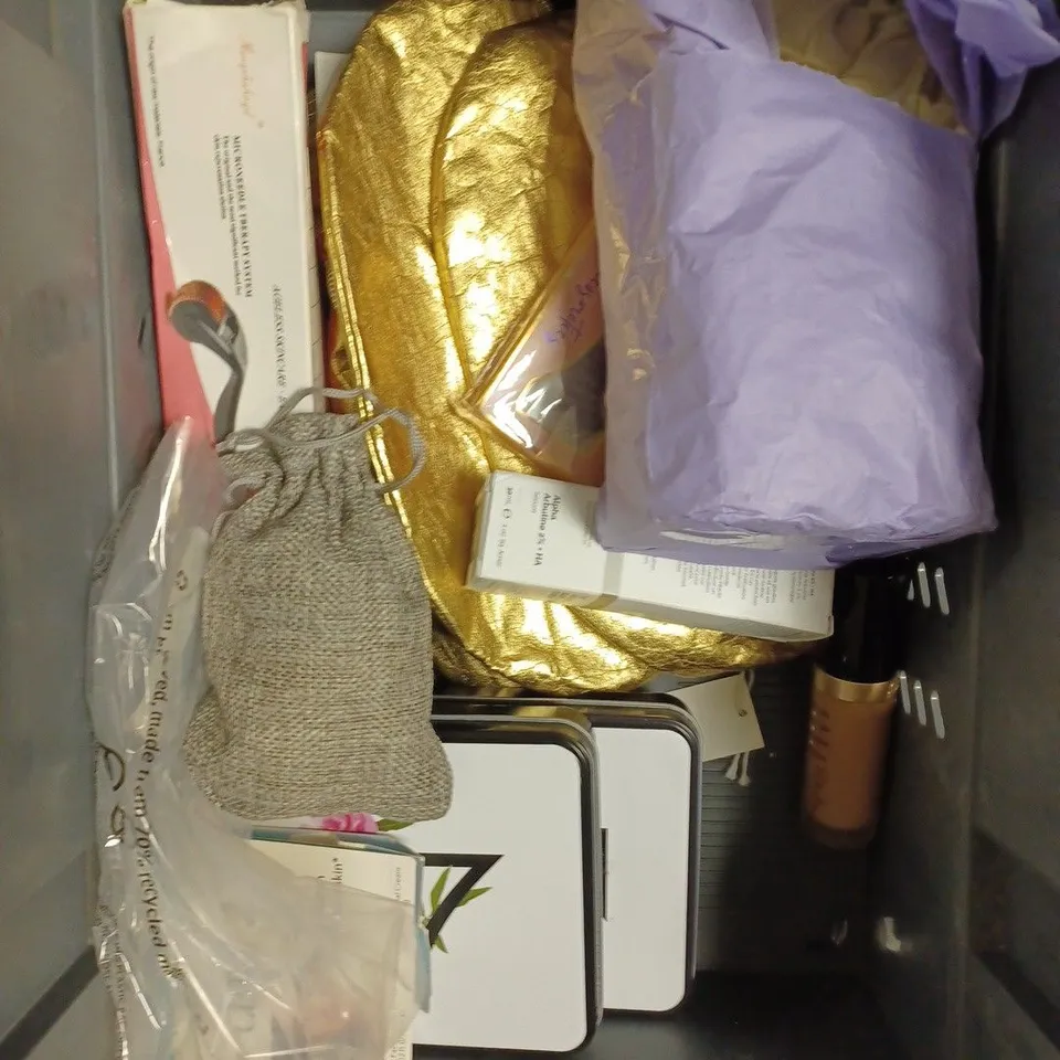 BOX OF APPROXIMATELY 20 ASSORTED HEALTH & BEAUTY PRODUCTS TO INCLUDE HAIR GROWTH SCALP SCRUB, BABYDOLL EYELASHES, NIVEA TINTED DAY CREAM ETC 
