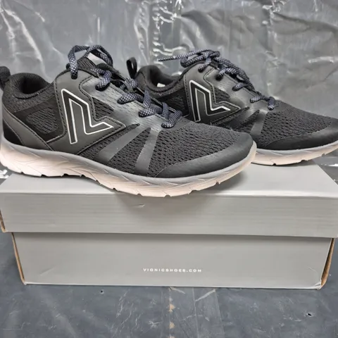 BOXED PAIR OF VIONIC TRAINERS IN BLACK SIZE 5