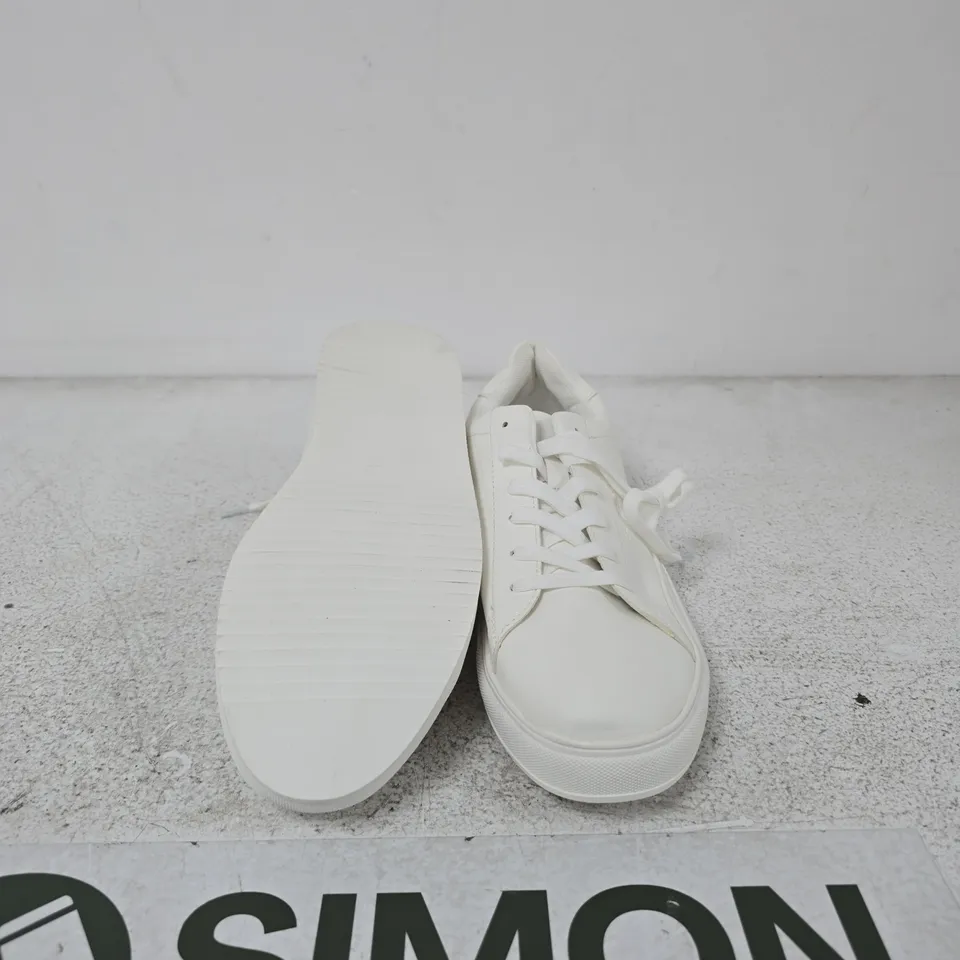 THREADBARE WHITE LEATHER TRAINER – MEN'S CASUAL SNEAKER SIZE 9