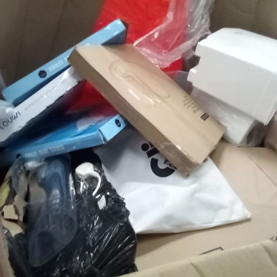 PALLET OF ASSORTED ITEMS INCLUDING TOILET SEATS, INSULATED FOOD CONTAINERS, PAINT TRAY, HEATER