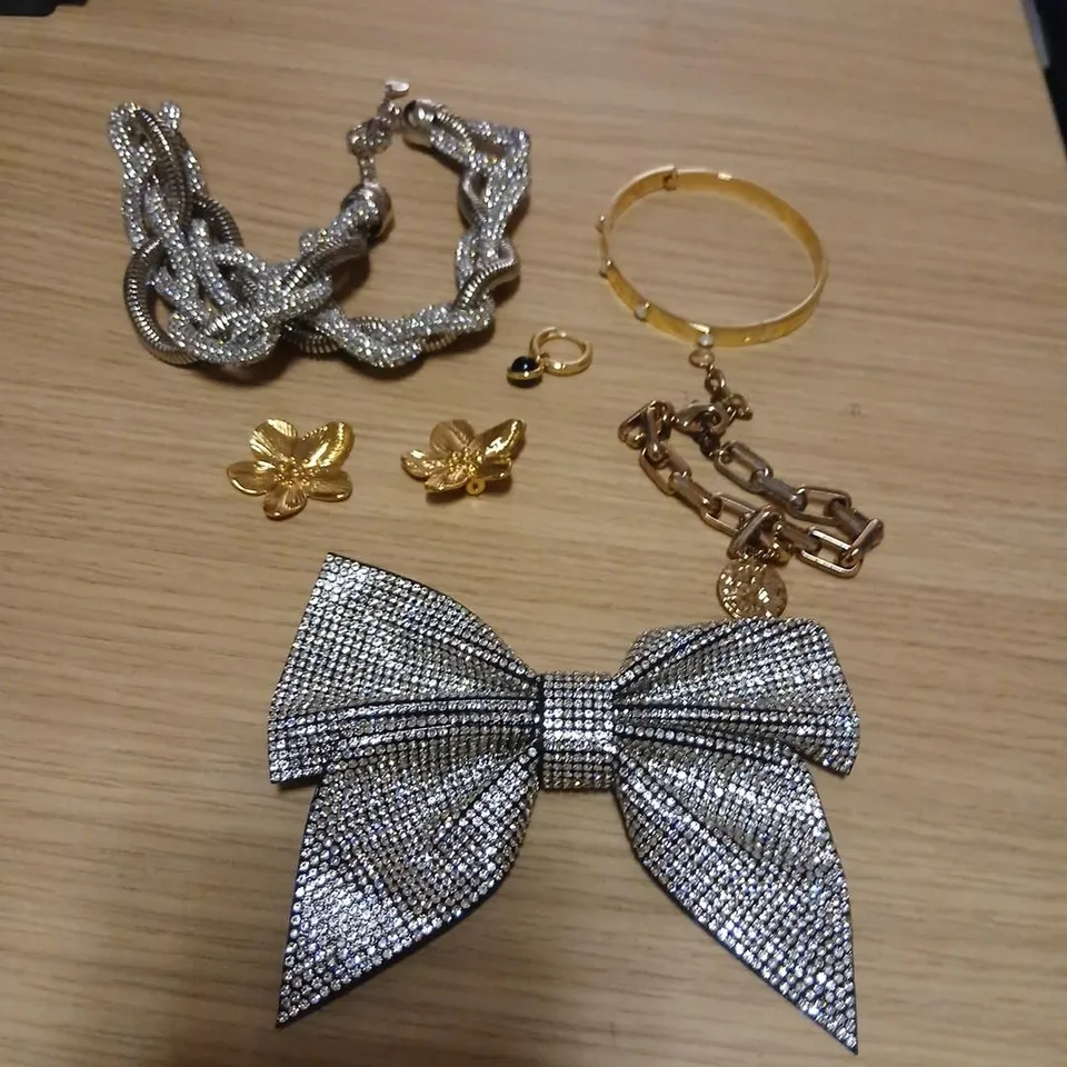 APPROXIMATELY 25 ASSORTED UNBOXED MALIKA JEWELLERY PRODUCTS TO INCLUDE; 