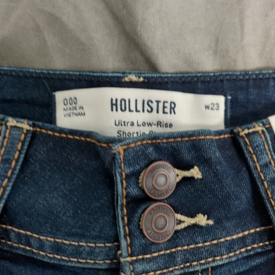 HOLLISTER ULTRA LOW-RISE SHORTIE DENIM SHORTS – UK 6 (W23)