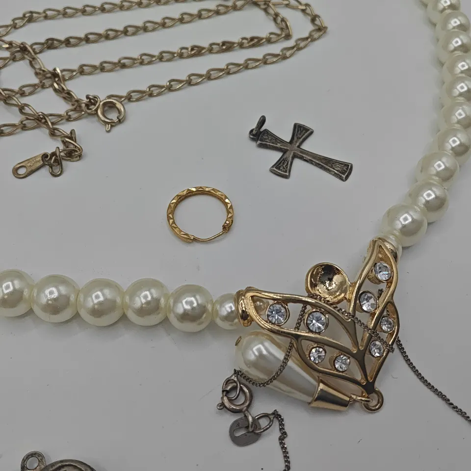 LOT OF 9 ASSORTED JEWELLERY ITEMS TO INCLUDE SIXPENCE BRACELET, NECKLACE AND CREST BROACHES