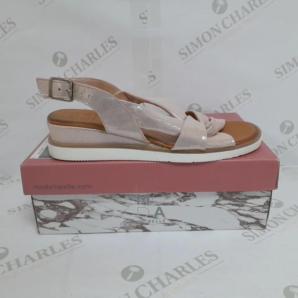 BOXED PAIR OF MODA IN PELLE OLANNA SANDALS IN ROSE GOLD METALLIC SIZE 8 