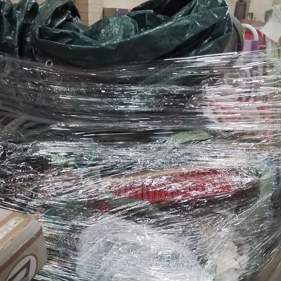 PALLET CONTAINING A LARGE QUANTITY OF GARDEN PRODUCTS AND ITEMS TO INCLUDE;SOLAR LIGHTS,SUN LOUNGER,HOSE,GARDEN CHIME