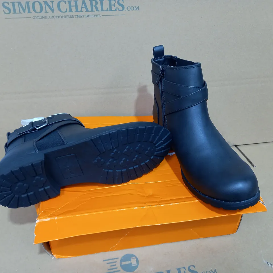 BOXED PAIR OF SIZE 6 ROCKET DOG BOOTS