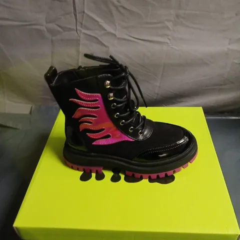 KOI KIDZ BLACK PATENT & SUEDE PLATFORM BOOTS WITH PINK FLAME SIDE PANELS – SIZE 11