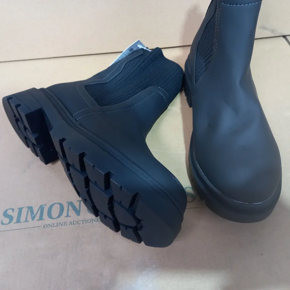 PAIR OF SIZE 5 YOURS BLACK BOOTS 