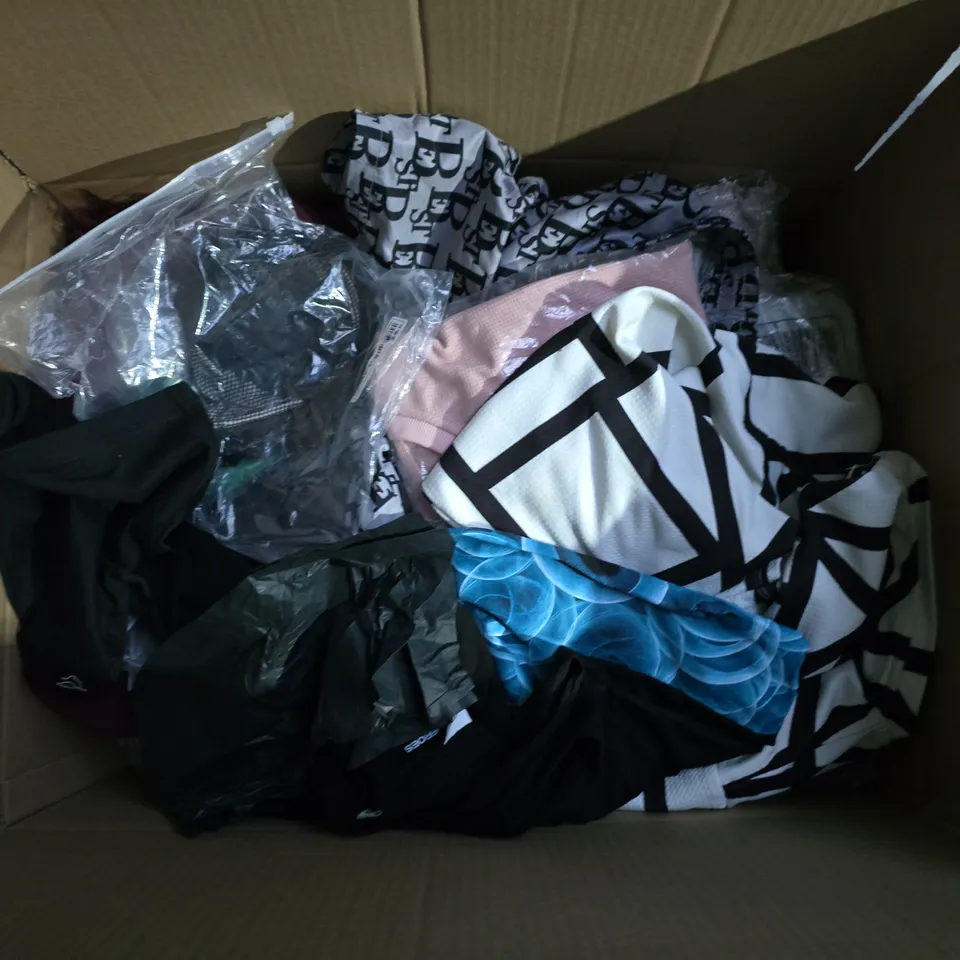 APPROXIMATELY 35 ASSORTED CLOTHING ITEMS IN VARIOUS SIZES, STYLES & COLOURS TO INCLUDE BRANDS SUCH AS MENTEX, GILDAN, WASTED HEREOS, ETC - COLLECTION ONLY