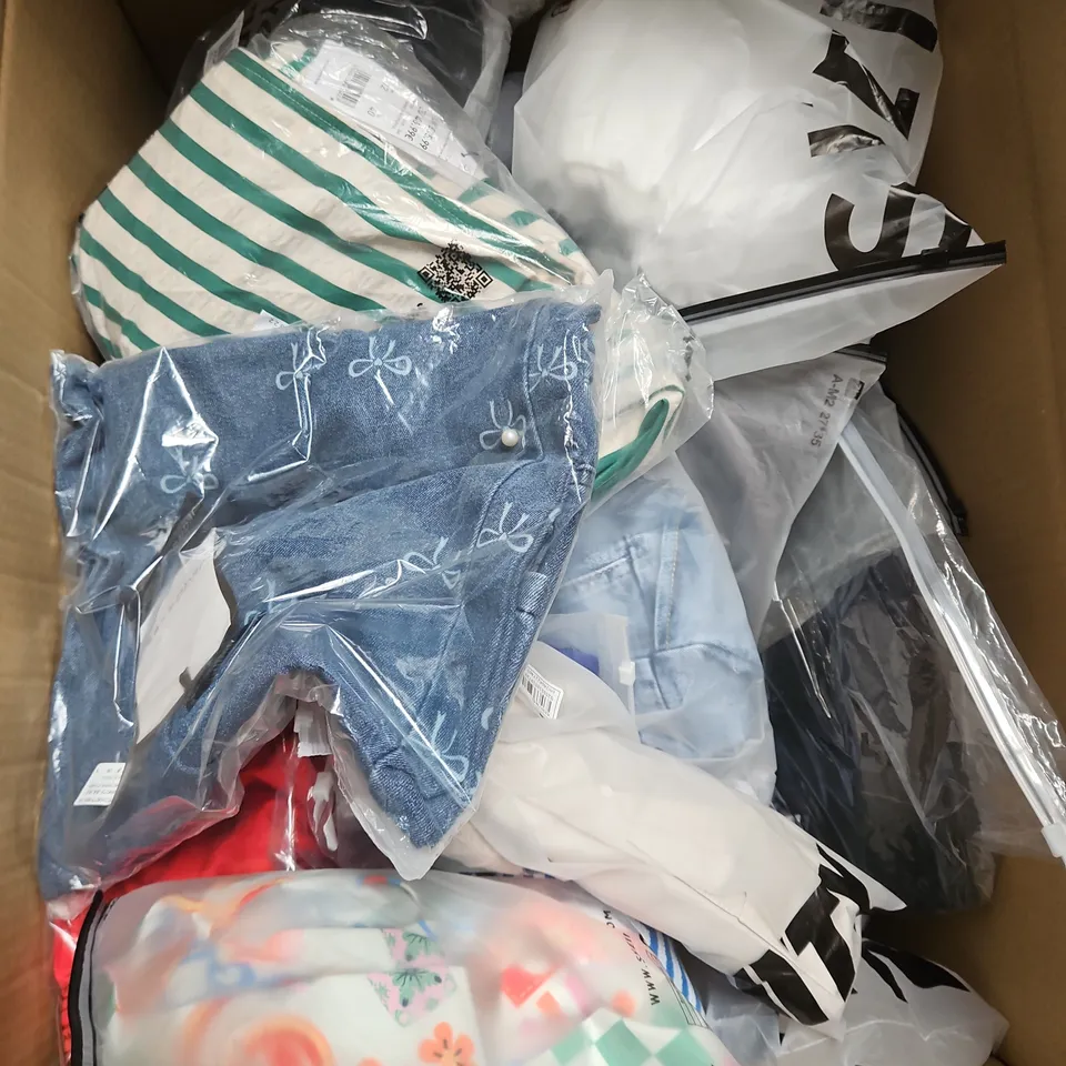 BOX OF APPROXIMATELY 20 ASSORTED CLOTHING ITEMS TO INCLUDE JEANS, HAT, TOPS, ETC
