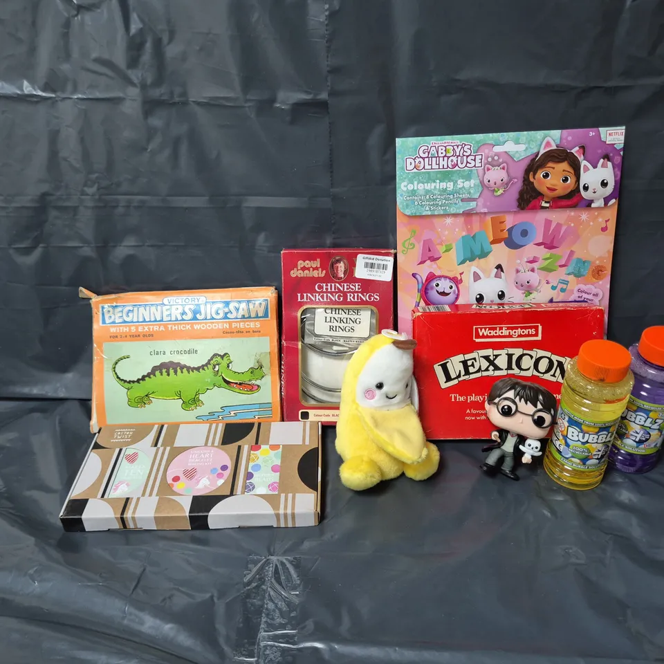 APPROXIMATELY 12 ASSORTED TOYS & GAMES TO INCLUDE PALM PALS PLUSH, HARRY POTTER UNBOXED FUNKO POP, CHINESE LINKING RINGS, ETC
