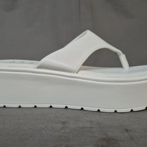 BOXED PAIR OF KOI ALORA CHUNKY THONG SLIDERS IN WHITE UK SIZE 6