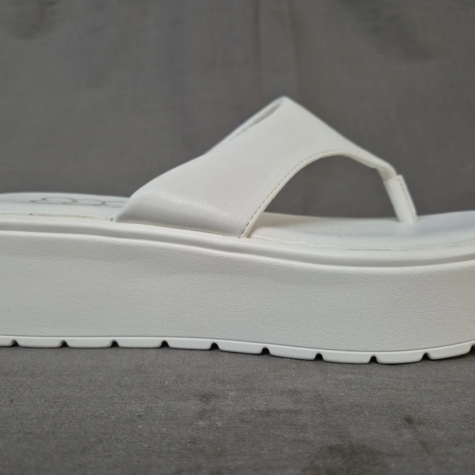 BOXED PAIR OF KOI ALORA CHUNKY THONG SLIDERS IN WHITE UK SIZE 6