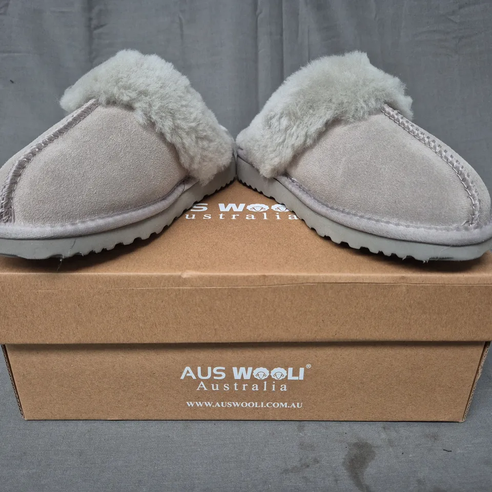 BOXED PAIR OF AUS WOOLI SYDNEY SLIPPERS IN LIGHT GREY UK SIZE 3