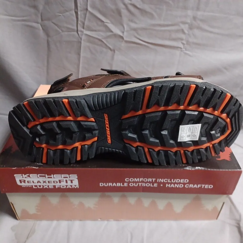 BOXED PAIR OF SKECHERS RELAXED FIT SANDALS WITH LUXE FOAM – (UK 9)