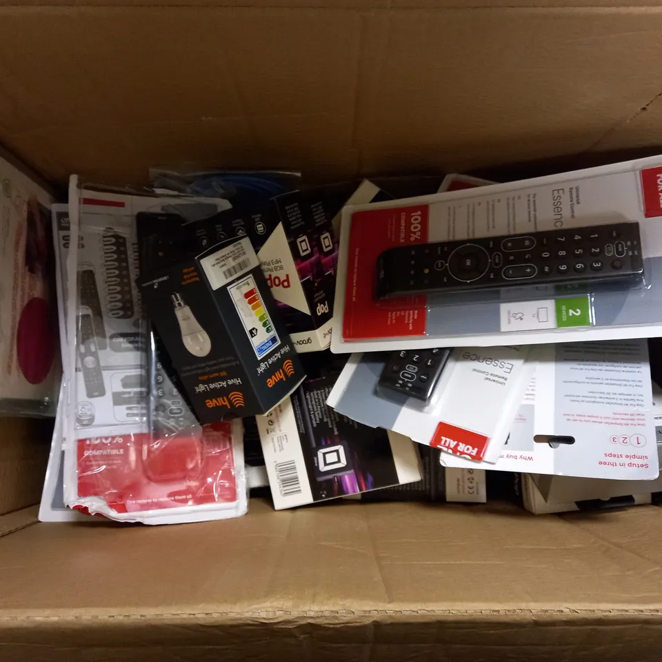 LOT OF APPROXIMATELY 20 ELECTRICALS TO INCLUDE GROOVE POP 3GB PERSONAL MP3 PLAYER, ONE FOR ALL ESSENCE UNIVERSAL REMOTE CONTROL, HIVE ACTIVE LIGHTBULB, ETC