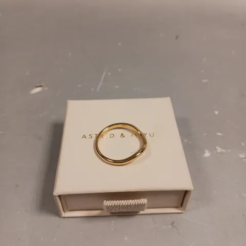 ASTRID & MIYU GOLD WAVE RING