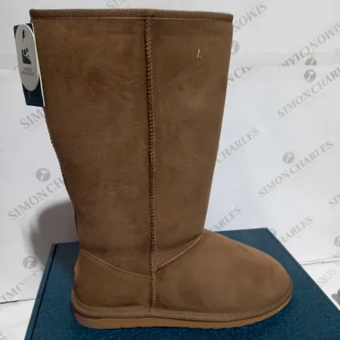 BOXED PAIR OF EMU ORIGINALS COLLECTION TAN STINGER HI WATER RESISTANT BOOTS - SIZE 8