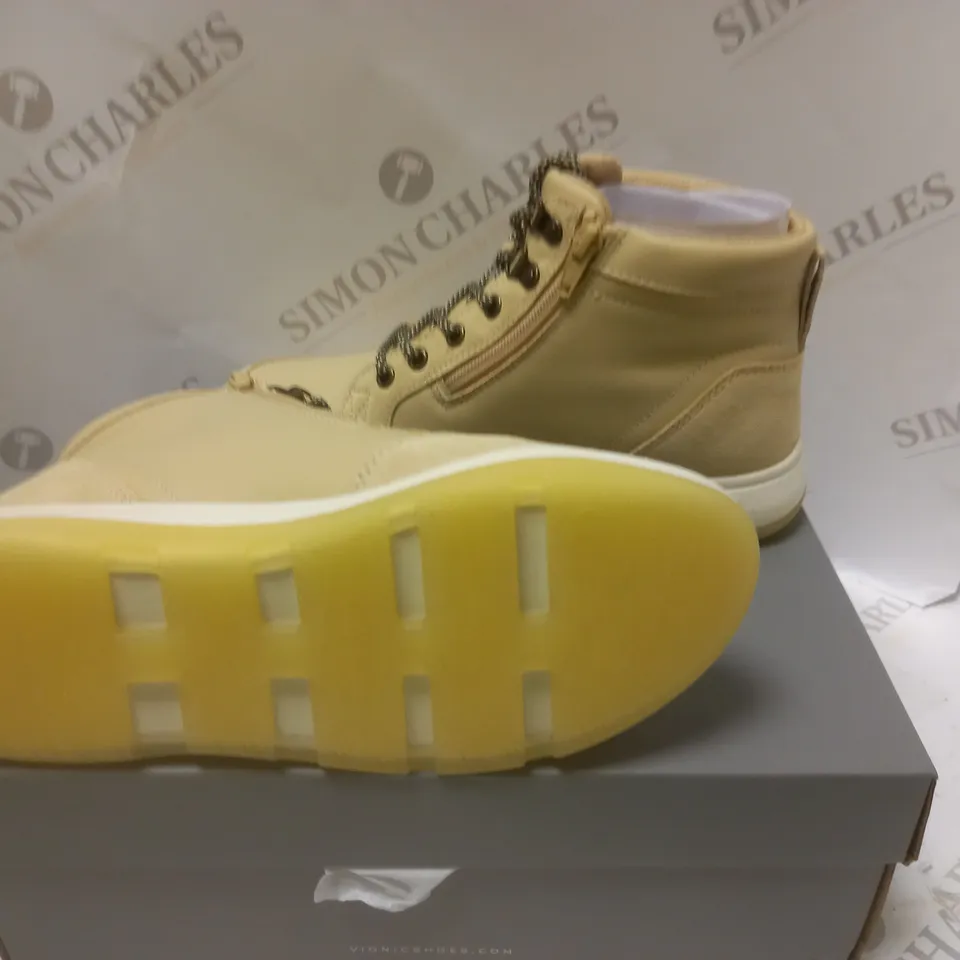 BOXED VIONIC SEMOLINA HIKER BOOTS - SIZE 5