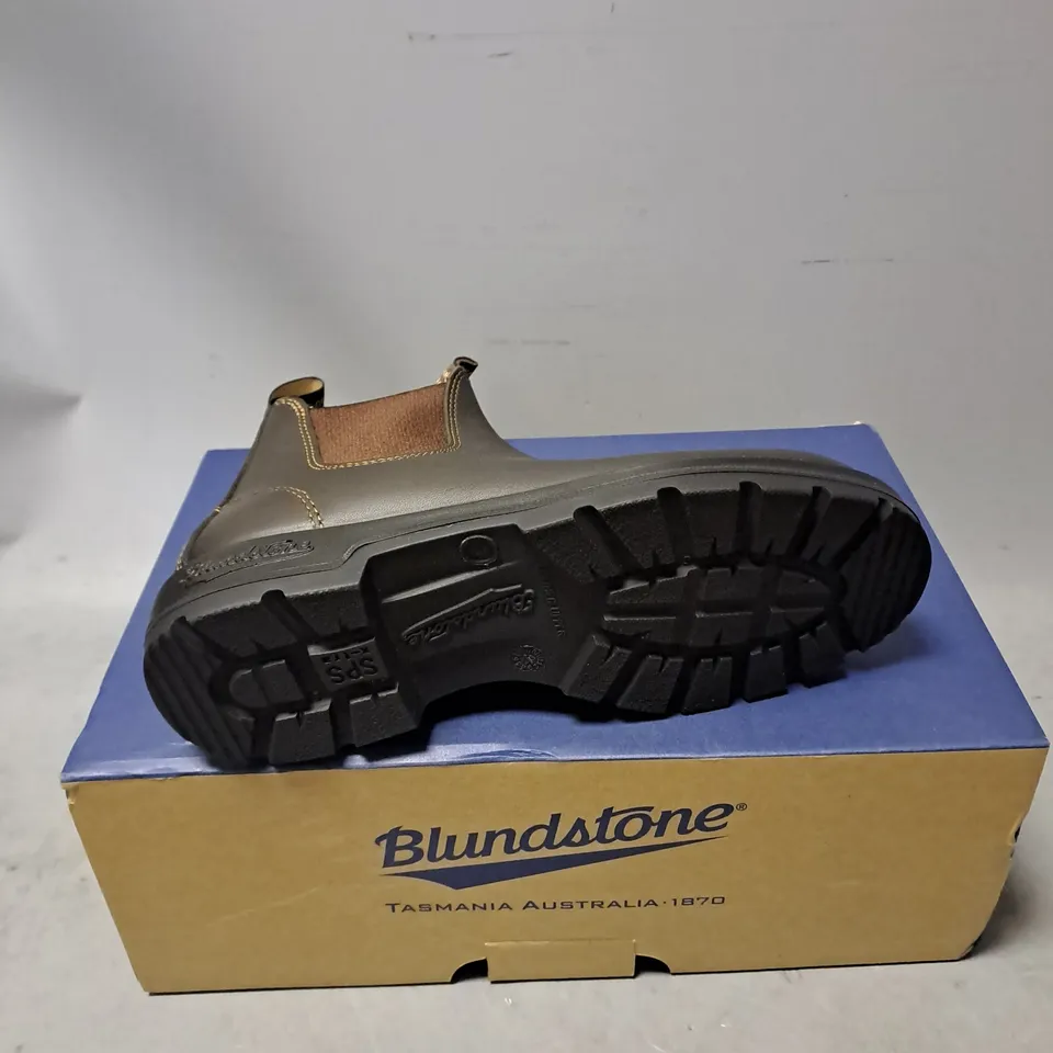 BOXED PAIR OF BLUNDSTONE ELASTIC SIDED LINED BOOT IN WALNUT SIZE 5